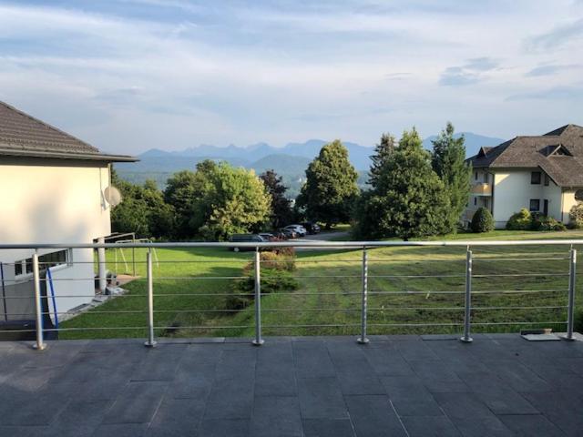 Velden View Ferienwohnung Mit Grosser Sonnenterrasse Und See- Und Karawankenblick Velden am Woerthersee Exterior photo
